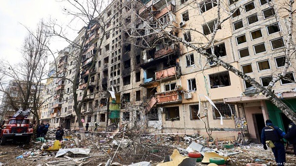 Снаряд разрушил часть дома в Киеве на Оболони